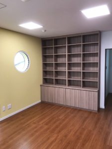 院長室/本棚 天板/メラミンポストフォームKLAタイプ 扉、外部/メラミン、内部/ポリ合板