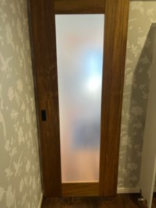 パントリー入口戸(アウトセットドア)です。同じく、チーク無垢材、自然塗料を使用。