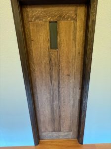 洗面脱衣室引戸。製作建具ならではの滑らかな仕上がり。