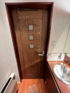 トイレドア。自然塗料で深みのある色へ。